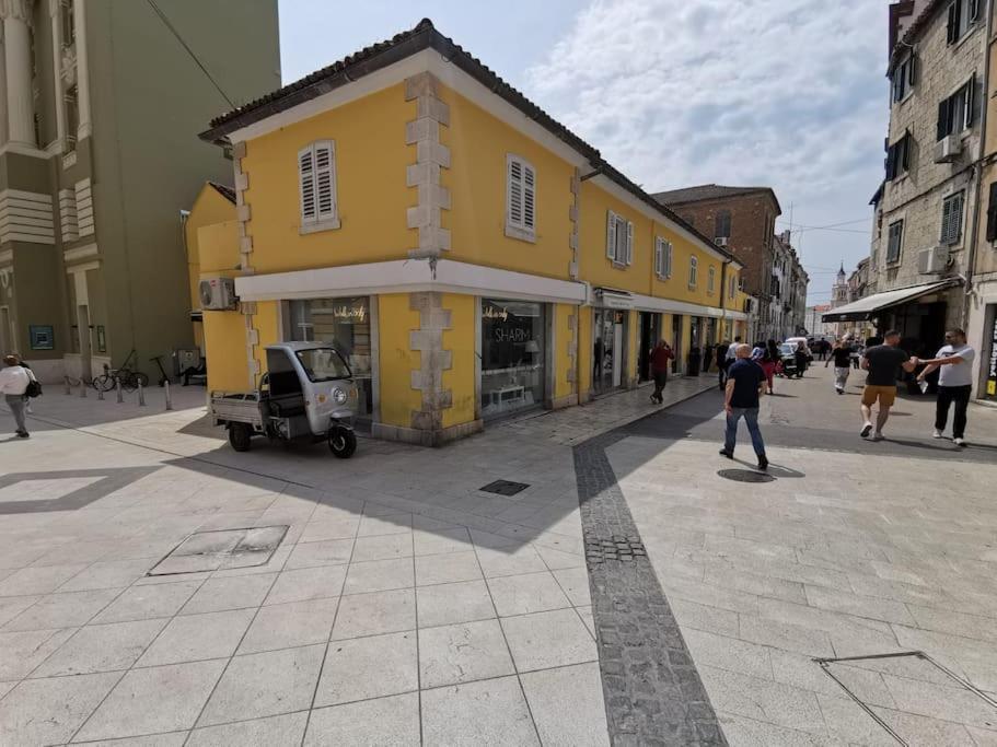 Teni Split Buitenkant foto
