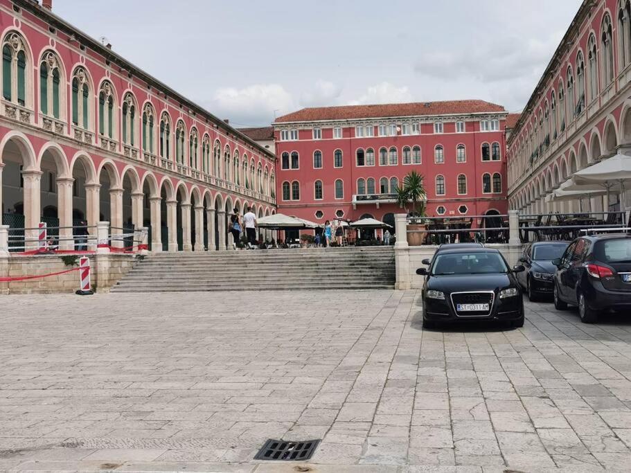 Teni Split Buitenkant foto