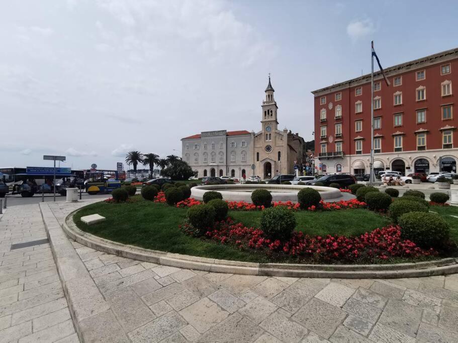 Teni Split Buitenkant foto