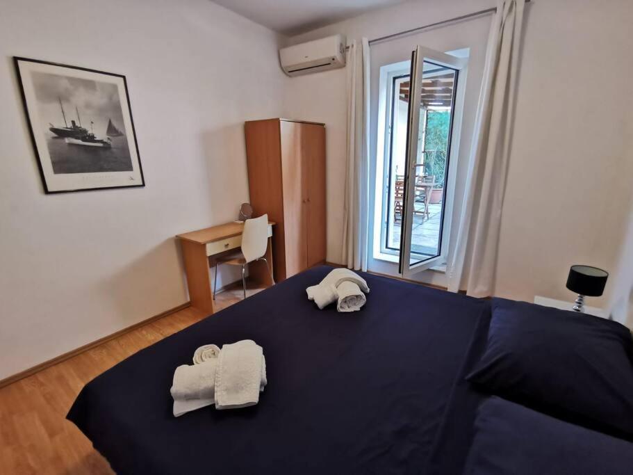 Teni Split Buitenkant foto