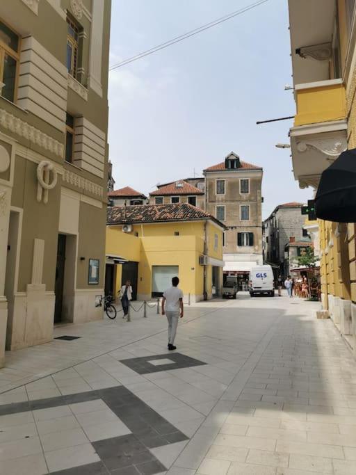Teni Split Buitenkant foto