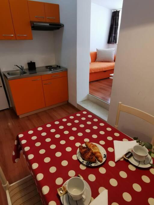 Teni Split Buitenkant foto
